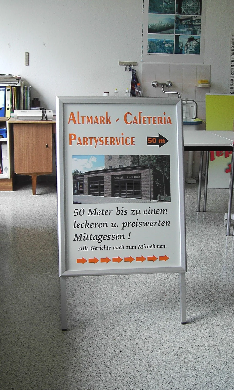 Aufsteller und Pylonen von PrintLine Werbetechnik
