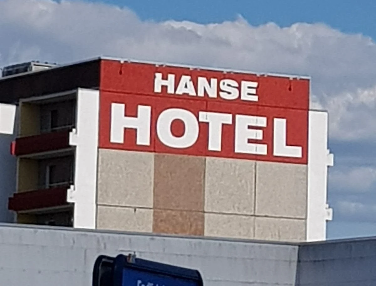 Fassadenwerbung Hanse Hotel – großflächige Fassadenbeschriftung von PrintLine Werbetechnik